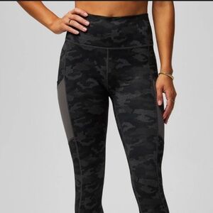 Fabletics Powerhold 3/4 Leggings | Black Camo | Size Medium